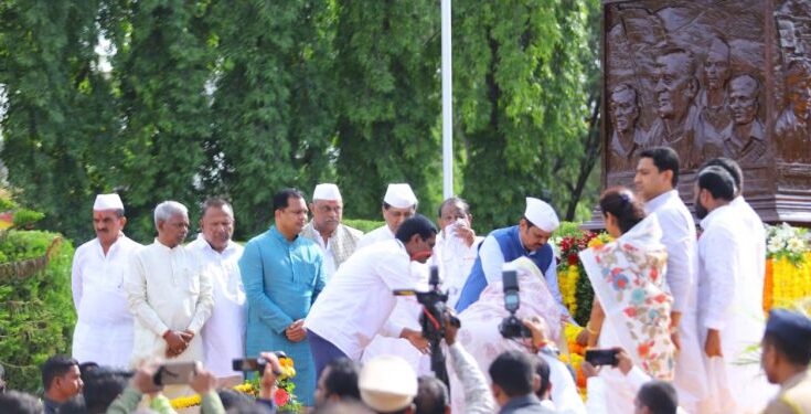 Deputy Chief Minister Devendra Fadnavis at a function organized on the occasion of the 74th anniversary of Marathwada Mukti Day. मराठवाडा मुक्ती दिनाच्या 74 व्या वर्धापन दिनानिमित्त आयोजित कार्यक्रमात उपमुख्यमंत्री देवेंद्र फडणवीसहडपसर मराठी बातम्या Hadapsar Latest News Hadapsar News