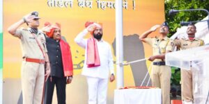 Flag Hoisting by the Chief Minister on the occasion of Marathwada Liberation Day मराठवाडा मुक्तिसंग्राम दिनानिमित्त मुख्यमंत्र्यांच्या हस्ते ध्वजारोहण डपसर मराठी बातम्या Hadapsar Latest News Hadapsar News