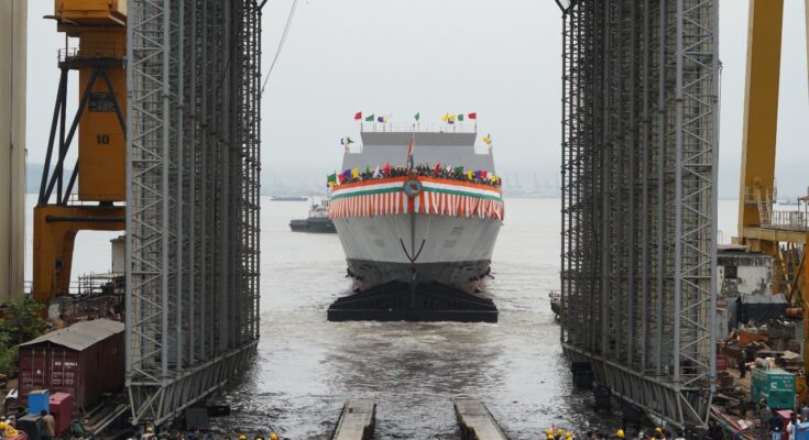 Launching of the third warship 'Taragiri' in Project 17A प्रकल्प 17 ए मधील 'तारागिरी’ या तिसऱ्या युद्धनौकेचे जलावतरण हडपसर मराठी बातम्या Hadapsar Latest News Hadapsar News