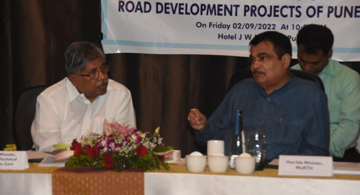 Nitin Gadkari and Chandrakant Patil at review meeting of Chandni Chowk चांदणी चौकातील आढावा बैठकीला नितीन गडकरी आणि चंद्रकांत पाटील हडपसर मराठी बातम्या Hadapsar Latest News Hadapsar News