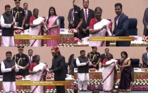 President Droupadi Murmu confers National Awards to distinguished teachers on the occasion of Teacher's day शिक्षक दिनानिमित्त राष्ट्रपती द्रौपदी मुर्मू यांच्या हस्ते प्रतिष्ठित शिक्षकांना राष्ट्रीय पुरस्कार प्रदान हडपसर मराठी बातम्या  Hadapsar Latest News Hadapsar News