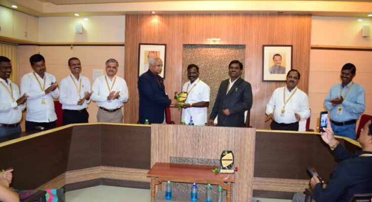 Prize ceremony of competitions held on the occasion of 'National Sports Day' ‘राष्ट्रीय क्रीडा दिनानिमित्त’ घेण्यात आलेल्या स्पर्धांचा बक्षीस समारंभ हडपसर मराठी बातम्या Hadapsar Latest News Hadapsar News