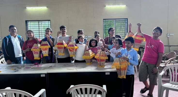 Students made Lanterns and crackers from bamboo..!! विद्यार्थ्यांनी बांबुपासून बनविले आकाशदिवे आणि फटाके..!! हडपसर मराठी बातम्या Hadapsar Latest News Hadapsar News