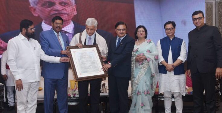 The new Chief Justice of the Supreme Court, Uday Lalit, was felicitated by the Bombay High Court this evening. सर्वोच्च न्यायालयाचे नवे सरन्यायाधीश उदय लळीत यांचा आज सायंकाळी मुंबई उच्च न्यायालयाच्या वतीने सत्कार करण्यात आला हडपसर मराठी बातम्या Hadapsar Latest News Hadapsar News