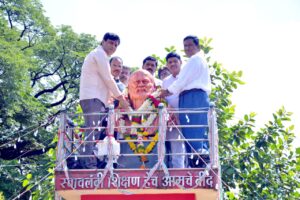 The statue of Karmaveer was garlanded by the auspicious hand of MLA Chetan Tupe कर्मवीर पुतळ्यास रयत शिक्षण संस्थेचे उपाध्यक्ष आमदार चेतन  तुपे यांच्या शुभहस्ते पुष्पहार अर्पण करण्यात आला. हडपसर मराठी बातम्या  Hadapsar Latest News Hadapsar News