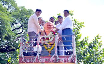 The statue of Karmaveer was garlanded by the auspicious hand of MLA Chetan Tupe कर्मवीर पुतळ्यास रयत शिक्षण संस्थेचे उपाध्यक्ष आमदार चेतन तुपे यांच्या शुभहस्ते पुष्पहार अर्पण करण्यात आला. हडपसर मराठी बातम्या Hadapsar Latest News Hadapsar News