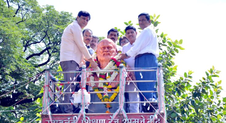 The statue of Karmaveer was garlanded by the auspicious hand of MLA Chetan Tupe कर्मवीर पुतळ्यास रयत शिक्षण संस्थेचे उपाध्यक्ष आमदार चेतन तुपे यांच्या शुभहस्ते पुष्पहार अर्पण करण्यात आला. हडपसर मराठी बातम्या Hadapsar Latest News Hadapsar News