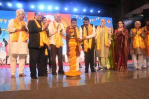 Union Road Transport Minister Nitin Gadkari and Deputy Chief Minister Devendra Fadnavis at the inauguration of Pune Festival केंद्रीय रस्ते वाहतूक मंत्री नितीन गडकरी आणि उपमुख्यमंत्री देवेंद्र फडणवीस पुणे फेस्टिवलच्या उद्घान प्रसंगी हडपसर मराठी बातम्या Hadapsar Latest News Hadapsar News