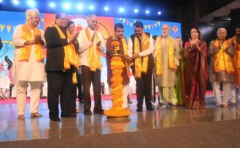 Union Road Transport Minister Nitin Gadkari and Deputy Chief Minister Devendra Fadnavis at the inauguration of Pune Festival केंद्रीय रस्ते वाहतूक मंत्री नितीन गडकरी आणि उपमुख्यमंत्री देवेंद्र फडणवीस पुणे फेस्टिवलच्या उद्घान प्रसंगी हडपसर मराठी बातम्या Hadapsar Latest News Hadapsar News