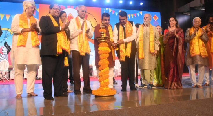 Union Road Transport Minister Nitin Gadkari and Deputy Chief Minister Devendra Fadnavis at the inauguration of Pune Festival केंद्रीय रस्ते वाहतूक मंत्री नितीन गडकरी आणि उपमुख्यमंत्री देवेंद्र फडणवीस पुणे फेस्टिवलच्या उद्घान प्रसंगी हडपसर मराठी बातम्या Hadapsar Latest News Hadapsar News