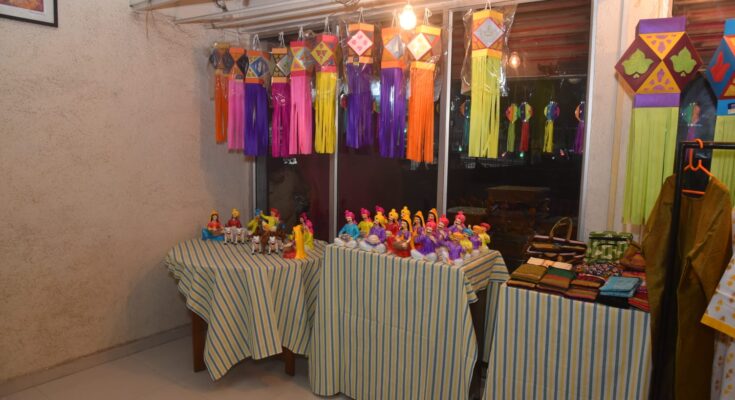 Artifacts made by inmates are unveiled at Yerwada Central Jail बंदीजनांनी तयार केलेल्या वस्तूंचे येरवडा मध्यवर्ती कारागृहात उद्धाटन हडपसर मराठी बातम्या Hadapsar Latest News Hadapsar News