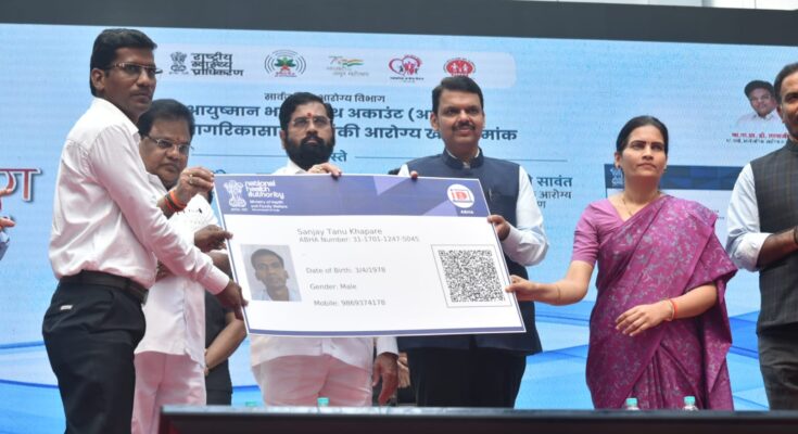 Distribution of Ayushman Bharat Health Card today by Chief Minister Eknath Shinde and Deputy Chief Minister Devendra Fadnavis मुख्यमंत्री एकनाथ शिंदे आणि उपमुख्यमंत्री देवेंद्र फडणवीस यांच्या हस्ते आज आयुष्मान भारत हेल्थ कार्डचे वितरण हडपसर मराठी बातम्या Hadapsar Latest News Hadapsar News