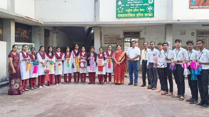 Eco-friendly sky lantern-making workshop concluded at Sadhana Vidyalaya साधना विद्यालयामध्ये पर्यावरणपूरक आकाशकंदील बनवण्याची कार्यशाळा संप्पन हडपसर मराठी बातम्या Hadapsar Latest News Hadapsar News