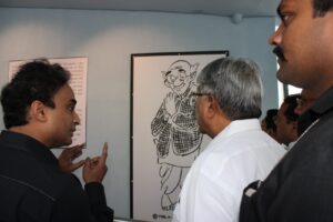 Guardian Minister Chandrakantada Patil's visit to RK Laxman Art Gallery आर के लक्ष्मण आर्ट गॅलरीला पालकमंत्री चंद्रकांतदादा पाटील यांची भेट हडपसर मराठी बातम्या Hadapsar Latest News, Hadapsar News,