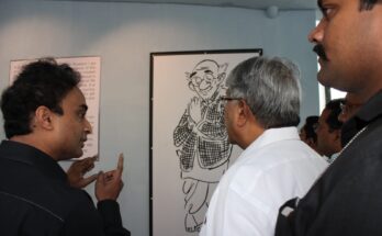 Guardian Minister Chandrakantada Patil's visit to RK Laxman Art Gallery आर के लक्ष्मण आर्ट गॅलरीला पालकमंत्री चंद्रकांतदादा पाटील यांची भेट हडपसर मराठी बातम्या Hadapsar Latest News, Hadapsar News,