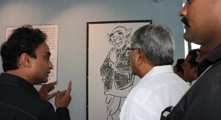 Guardian Minister Chandrakantada Patil's visit to RK Laxman Art Gallery आर के लक्ष्मण आर्ट गॅलरीला पालकमंत्री चंद्रकांतदादा पाटील यांची भेट हडपसर मराठी बातम्या Hadapsar Latest News, Hadapsar News,