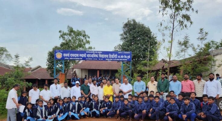 Tracksuits provided to students of Samarth Ramdas Swamy Madhyamik Vidyalaya, Hirdoshi हडपसर मराठी बातम्या Hadapsar Latest News Hadapsar News