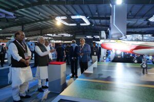 Unveiling of HTT-40 indigenous trainer aircraft manufactured by HAL एचएएलद्वारे निर्मित एचटीटी-40 या स्वदेशी बनावटीच्या प्रशिक्षण देणाऱ्या विमानाचे अनावरण हडपसर मराठी बातम्या  Hadapsar Latest News Hadapsar News