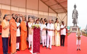 A one hundred and eight feet tall bronze statue of Nada Prabhu Kempengowda erected at Kempegowda Airport was also unveiled.
केम्पेगौडा विमानतळावर उभारण्यात आलेल्या नादप्रभू केम्पेनगौडा यांच्या एकशे आठ फुट उंच कास्य पुतळयाचं अनावरणही  झालं
हडपसर मराठी बातम्या Hadapsar Latest News, Hadapsar News