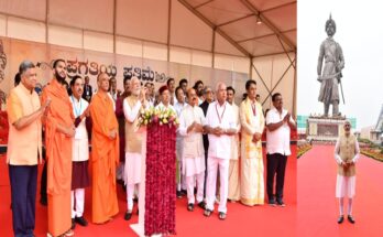 A one hundred and eight feet tall bronze statue of Nada Prabhu Kempengowda erected at Kempegowda Airport was also unveiled. केम्पेगौडा विमानतळावर उभारण्यात आलेल्या नादप्रभू केम्पेनगौडा यांच्या एकशे आठ फुट उंच कास्य पुतळयाचं अनावरणही झालं हडपसर मराठी बातम्या Hadapsar Latest News, Hadapsar News