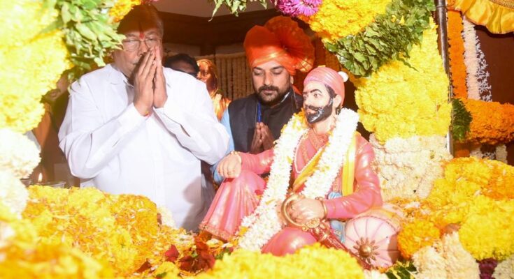 On the occasion of the 356th commemoration day of Chhatrapati Shivaji Maharaj's escape from Agra, a symbolic palanquin departure ceremony was held in Pune. छत्रपती शिवाजी महाराजांचा आग्य्राहून सुटकेचा ३५६ व्या स्मृतीदिनानिमित्त पुण्यात लाक्षणिक पालखी प्रस्थान सोहळा संपन्न हडपसर मराठी बातम्या Hadapsar Latest News Hadapsar News