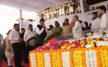 Deputy Chief Minister Devendra Fadnavis paid his last respects to MLA Mukta Tilak उपमुख्यमंत्री देवेंद्र फडणवीस यांनी घेतले आमदार मुक्ता टिळक यांच्या पार्थिवाचे अंत्यदर्शन हडपसर मराठी बातम्या Hadapsar Latest News Hadapsar News