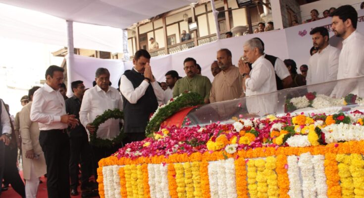 Deputy Chief Minister Devendra Fadnavis paid his last respects to MLA Mukta Tilak उपमुख्यमंत्री देवेंद्र फडणवीस यांनी घेतले आमदार मुक्ता टिळक यांच्या पार्थिवाचे अंत्यदर्शन हडपसर मराठी बातम्या Hadapsar Latest News Hadapsar News