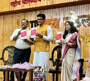 Publication of the book "Bravehearts of India Vignities from Indian History" by Dr. Sampath
डॉ.संपथ यांच्या " ब्रेव्हहार्टस ऑफ भारत व्हीग्नीटीज फ्रॉम इंडियन हिस्ट्री " या पुस्तकाचे प्रकाशन हडपसर मराठी बातम्या Hadapsar Latest News Hadapsar News