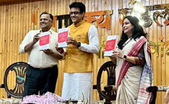 Publication of the book "Bravehearts of India Vignities from Indian History" by Dr. Sampath डॉ.संपथ यांच्या " ब्रेव्हहार्टस ऑफ भारत व्हीग्नीटीज फ्रॉम इंडियन हिस्ट्री " या पुस्तकाचे प्रकाशन हडपसर मराठी बातम्या Hadapsar Latest News Hadapsar News