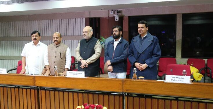 Union Home Minister Amit Shah held a meeting with Maharashtra Chief Minister Eknath Shinde, Deputy Chief Minister Devendra Fadnavis, Karnataka Chief Minister Basavaraj Bommai and Home Minister Araga Gyanendra. केंद्रीय गृहमंत्री अमित शाह यांनी महाराष्ट्राचे मुख्यमंत्री एकनाथ शिंदे, उपमुख्यमंत्री देवेंद्र फडणवीस, कर्नाटकचे मुख्यमंत्री बसवराज बोम्मई आणि गृहमंत्री अरागा ज्ञानेंद्र यांच्यासमवेत बैठक घेतली हडपसर मराठी बातम्या Hadapsar Latest News Hadapsar News