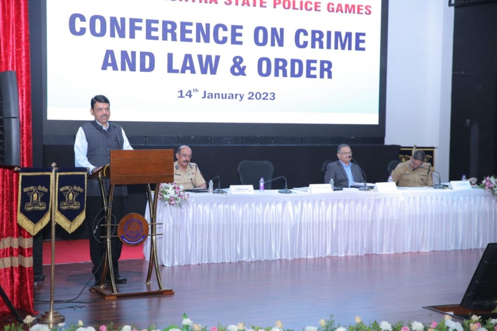 A conference of senior police officers in Pune
Deputy Chief Minister Devendra Fadnavis
पुण्यात वरिष्ठ पोलिस अधिकाऱ्यांची परिषद
उपमुख्यमंत्री देवेंद्र फडणवीस
हडपसर मराठी बातम्या Hadapsar Latest News Hadapsar News