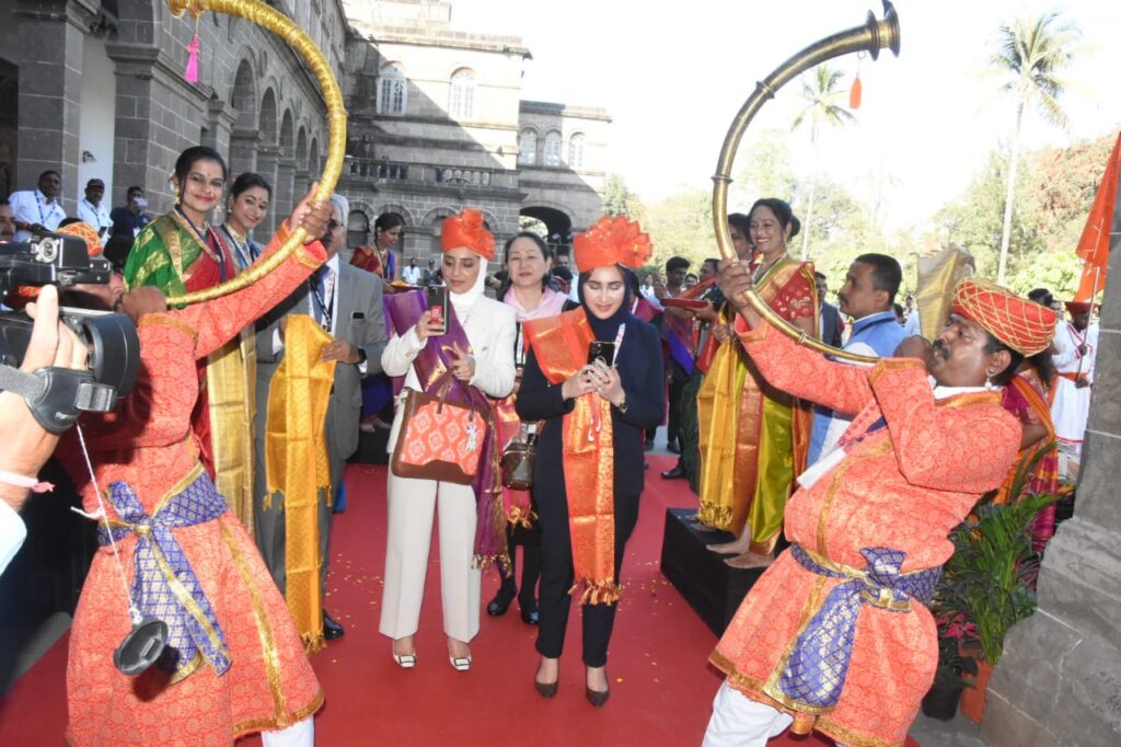 A traditional welcome to Savitribai Phule Pune University with the sound of drums
सावित्रीबाई फुले पुणे विद्यापीठात ढोल ताशांच्या गजरात पारंपरिक स्वागत      
हडपसर मराठी बातम्या Hadapsar Latest News Hadapsar News      