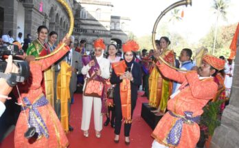 A traditional welcome to Savitribai Phule Pune University with the sound of drums सावित्रीबाई फुले पुणे विद्यापीठात ढोल ताशांच्या गजरात पारंपरिक स्वागत हडपसर मराठी बातम्या Hadapsar Latest News Hadapsar News