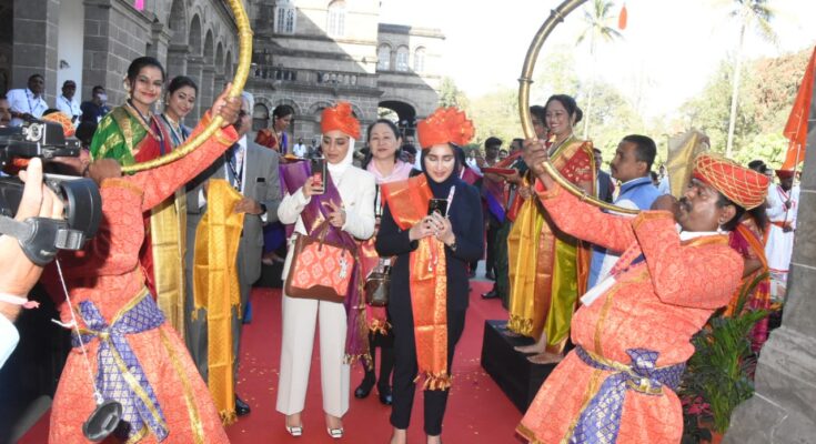 A traditional welcome to Savitribai Phule Pune University with the sound of drums सावित्रीबाई फुले पुणे विद्यापीठात ढोल ताशांच्या गजरात पारंपरिक स्वागत हडपसर मराठी बातम्या Hadapsar Latest News Hadapsar News