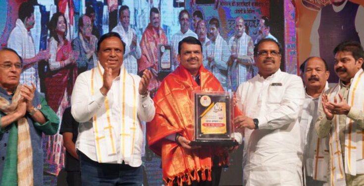 Deputy Chief Minister Devendra Fadnavis honored with Atal Samman Award अटल सन्मान पुरस्काराने उपमुख्यमंत्री देवेंद्र फडणवीस सन्मानित हडपसर मराठी बातम्या Hadapsar Latest News Hadapsar News