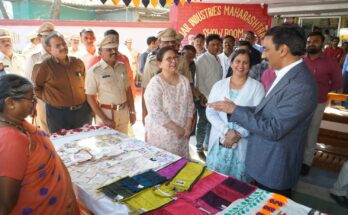 Exhibition and sale of items made by the inmates of the jail कारागृहातील बंदीजनांनी तयार केलेल्या वस्तूंचे प्रदर्शन व विक्री हडपसर मराठी बातम्या Hadapsar Latest News Hadapsar News