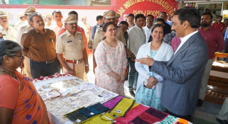 Exhibition and sale of items made by the inmates of the jail कारागृहातील बंदीजनांनी तयार केलेल्या वस्तूंचे प्रदर्शन व विक्री हडपसर मराठी बातम्या Hadapsar Latest News Hadapsar News