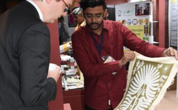 Foreign visitors are interested in the products of Maharashtra परदेशी पाहुण्यांना महाराष्ट्राच्या उत्पादनात रुची हडपसर मराठी बातम्या Hadapsar Latest News Hadapsar News