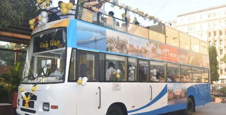 Launch of Hop On – Hop Off bus service in Mumbai मुंबईत हॉप ऑन – हॉप ऑफ बस सेवेचा शुभारंभ हडपसर मराठी बातम्या Hadapsar Latest News Hadapsar News