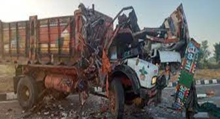 Ten people were killed and 34 injured in a road accident on the Sinnar-Shirdi highway in the Nashik district नाशिक जिल्ह्यात सिन्नर-शिर्डी महामार्गावर रस्ता अपघातात दहा जण ठार तर ३४ जण जखमी हडपसर मराठी बातम्या Hadapsar Latest News Hadapsar News