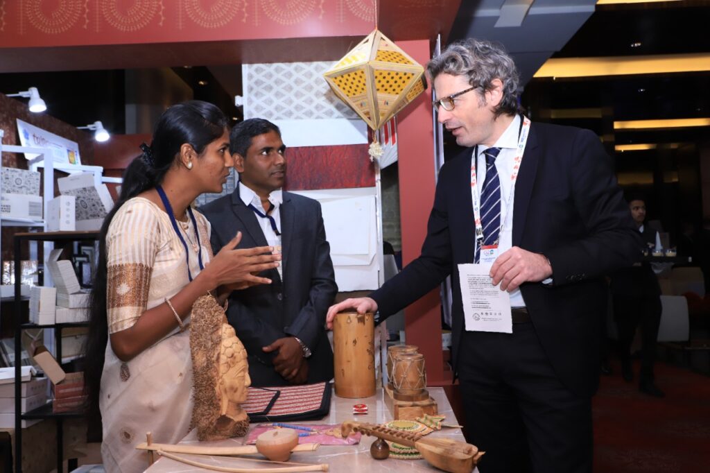 The delegates showed interest in traditional Indian products and tourism of Maharashtra
आलेल्या प्रतिनिधींनी भारतीय पारंपरिक उत्पादने आणि महाराष्ट्राच्या पर्यंटनस्थळात रुची दाखवली
हडपसर मराठी बातम्या Hadapsar Latest News Hadapsar News