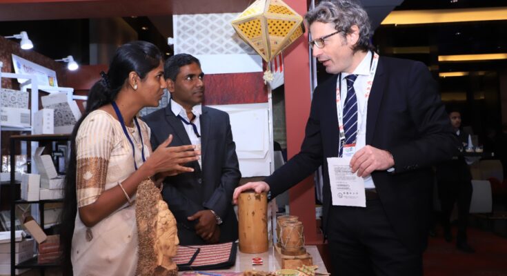 The delegates showed interest in traditional Indian products and tourism of Maharashtra आलेल्या प्रतिनिधींनी भारतीय पारंपरिक उत्पादने आणि महाराष्ट्राच्या पर्यंटनस्थळात रुची दाखवली हडपसर मराठी बातम्या Hadapsar Latest News Hadapsar News