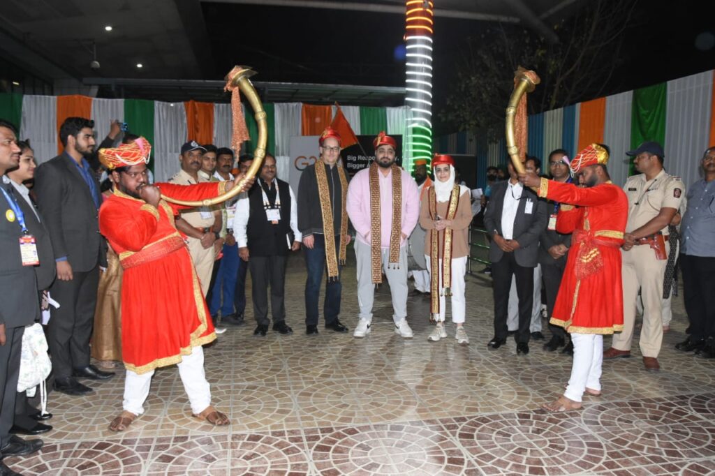 The delegates were welcomed in a traditional manner by wearing Puneri turbans and shawls, accompanied by the beating of drums and the sound of trumpets.
प्रतिनिधींचे पुणेरी पगडी घालून आणि शाल देऊन तसेच ढोल ताशाच्या गजरात आणि तूतारीच्या निनादात पारंपरिक पद्धतीने  स्वागत 
हडपसर मराठी बातम्या Hadapsar Latest News Hadapsar News