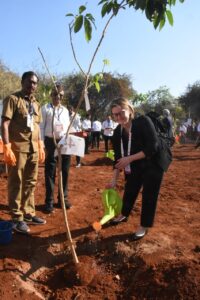 Tree plantation by the guest representatives of 'G-20' countries 'जी-२०'राष्ट्रांच्या अतिथी प्रतिनिधींच्या हस्ते वृक्षारोपण हडपसर मराठी बातम्या Hadapsar Latest News Hadapsar News