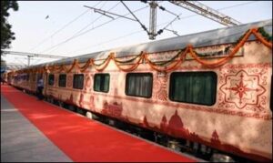 Bharat Gaurav Deluxe air-conditioned tourist train of excellent quality उत्कृष्ट प्रतीची भारत गौरव डीलक्स वातानुकुलित पर्यटन रेल्वे हडपसर क्राइम न्यूज हडपसर मराठी बातम्या Hadapsar Latest News Hadapsar News