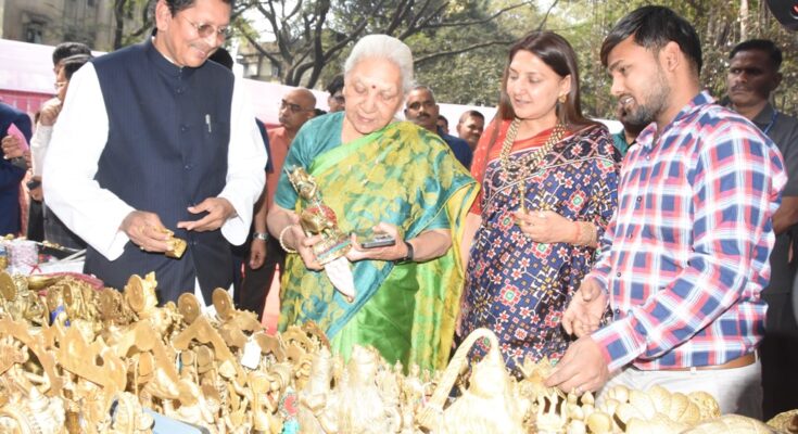 Inauguration of Craftroots Exhibition 2023 by Uttar Pradesh Governor Anandiben Patel उत्तर प्रदेशच्या राज्यपाल आनंदीबेन पटेल यांच्या हस्ते क्राफ्टरुट्स प्रदर्शन २०२३ चे उद्घाटन हडपसर क्राइम न्यूज हडपसर मराठी बातम्या Hadapsar Latest News Hadapsar News