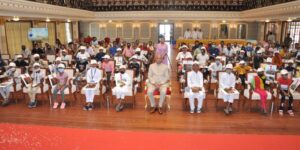 50 children with cancer visited the governor
५० कर्करोगग्रस्त मुलांनी घेतली राज्यपालांची भेट
हडपसर क्राइम न्यूज, हडपसर मराठी बातम्या, हडपसर न्युज 
Hadapsar Crime News, Hadapsar Marathi News, ,Hadapsar News