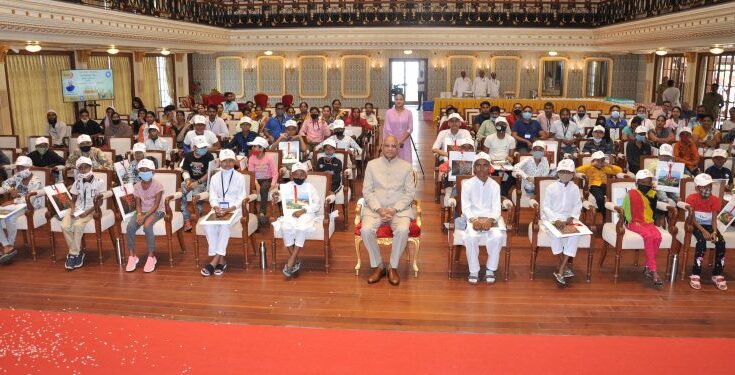 50 children with cancer visited the governor ५० कर्करोगग्रस्त मुलांनी घेतली राज्यपालांची भेट हडपसर क्राइम न्यूज, हडपसर मराठी बातम्या, हडपसर न्युज Hadapsar Crime News, Hadapsar Marathi News, ,Hadapsar News