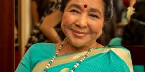 Asha Bhosle has been awarded the state's highest 'Maharashtra Bhushan' award आशा भोसले यांना राज्याचा सर्वोच्च ‘महाराष्ट्र भूषण’ पुरस्कार हडपसर क्राइम न्यूज, हडपसर मराठी बातम्या, हडपसर न्युज Hadapsar Crime News, Hadapsar Marathi News, ,Hadapsar News 