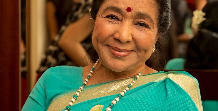 Asha Bhosle has been awarded the state's highest 'Maharashtra Bhushan' award आशा भोसले यांना राज्याचा सर्वोच्च ‘महाराष्ट्र भूषण’ पुरस्कार हडपसर क्राइम न्यूज, हडपसर मराठी बातम्या, हडपसर न्युज Hadapsar Crime News, Hadapsar Marathi News, ,Hadapsar News